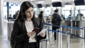 Viajero colombiano revisa documentos de entrada en un aeropuerto