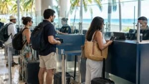 Viajeros colombianos con equipaje en un control migratorio del Caribe