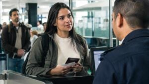 Viajero colombiano presenta su pasaporte y documentos en un aeropuerto