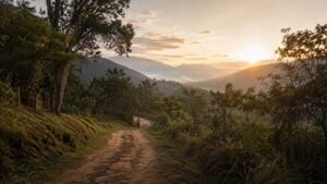 Persona camina por una vía rural entre vegetación y montañas en Colombia