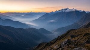 Capas de montañas andinas cubiertas por niebla al amanecer