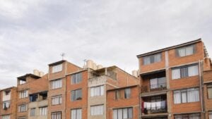 Edificios residenciales de ladrillo con tanques de agua en las azoteas en Bogotá