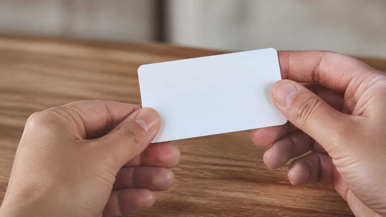 Tope para tarjetas baja a 29,24 %, pero el de préstamos pequeños sube a 66,87 % en septiembre 1 Manos sostienen una tarjeta de crédito genérica sobre un mostrador de madera