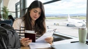 Viajera colombiana revisa documentos antes de viajar a Canadá