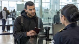 Persona marroquí en un control migratorio de un aeropuerto colombiano