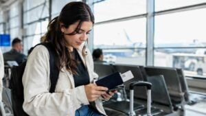 Viajera revisa su pasaporte y documentos antes de volar