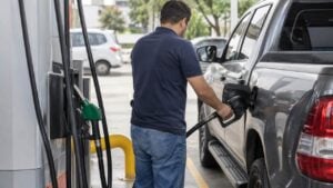 Un conductor llena el tanque de una camioneta diésel en una estación de servicio.