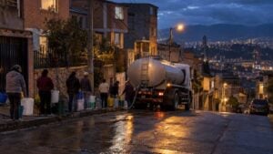 Vecinos con baldes hacen fila junto a un carrotanque de agua en un barrio de Usaquén.