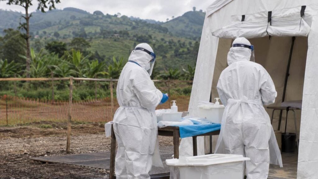 Trabajadores de salud con trajes de protección en un centro de tratamiento del este del Congo