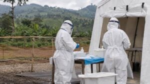 Trabajadores de salud con trajes de protección en un centro de tratamiento del este del Congo