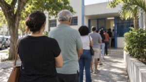 Votantes hacen fila frente a un puesto de votación en una calle de una ciudad brasileña.