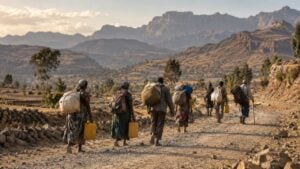 Familias desplazadas caminan con sus pertenencias por una carretera de las tierras altas de Etiopía.