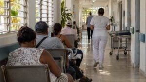Pacientes esperan en el pasillo de un hospital público en San Andrés.