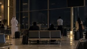 Pasajeros esperan de noche en la terminal de un aeropuerto en Oriente Medio.