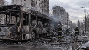 Rescatistas trabajan junto a un autobús quemado en una calle de Kramatorsk tras el bombardeo.
