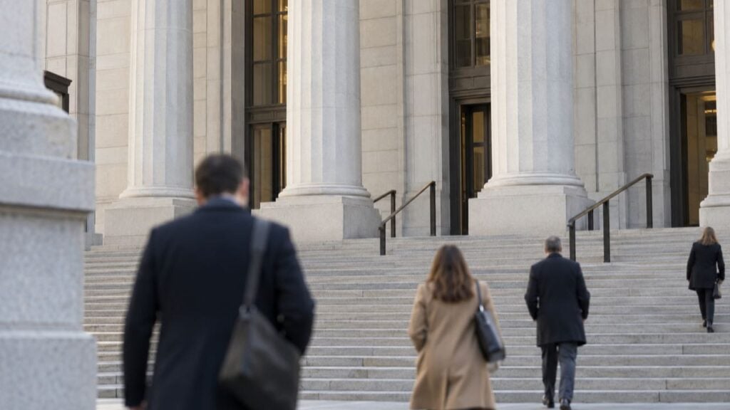 Fachada de un tribunal federal en Manhattan con personas caminando frente a la escalinata.