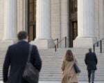 Fachada de un tribunal federal en Manhattan con personas caminando frente a la escalinata.