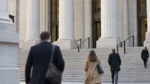 Fachada de un tribunal federal en Manhattan con personas caminando frente a la escalinata.