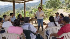 Habitantes de una vereda escuchan una explicación en una reunión comunitaria al aire libre