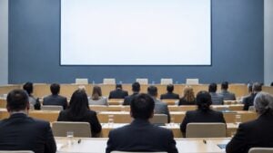 Delegados de espaldas en una sala de sesiones internacional.