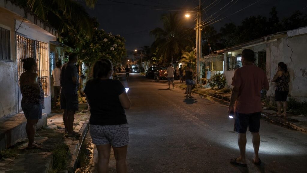 Vecinos esperan de noche en la calle de un pueblo de Panamá tras una réplica.