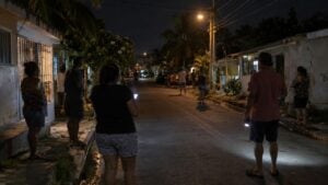 Vecinos esperan de noche en la calle de un pueblo de Panamá tras una réplica.