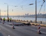 Trabajadores de emergencia revisan la calzada dañada de un puente sobre un río.