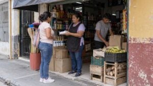 Trabajadores colombianos durante una jornada en una calle comercial