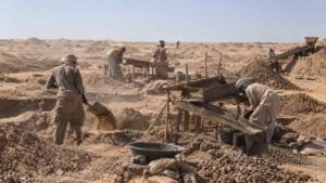 Mineros artesanales trabajan en una zona de pozos de oro en el desierto del norte de Sudán.